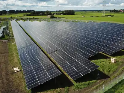 Freifl&auml;chen-Photovoltaikanlagen k&ouml;nnten auch auf dem Gebiet der Stadt Schortens entstehen. Das Beispielfoto zeigt den Hybriden Energiepark Sande.
