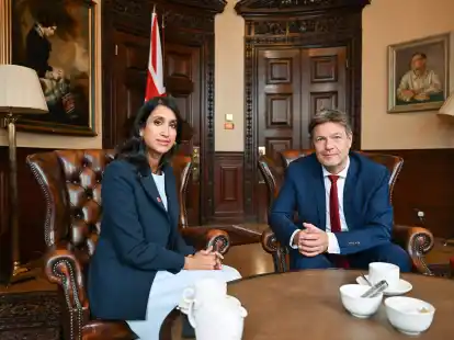 Gro&szlig;britanniens Energieministerin Claire Coutinho und Bundeswirtschaftsminister Robert Habeck (B&uuml;ndnis 90/Die Gr&uuml;nen) im Amtszimmer der Ministerin in London.