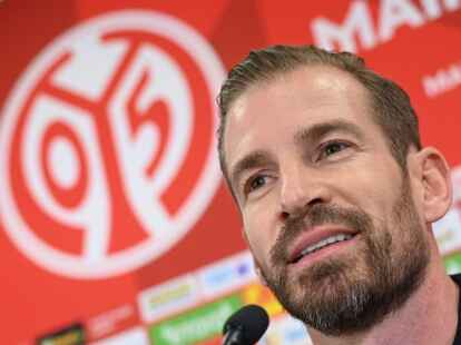 Jan Siewert, Interimstrainer vom 1. FSV Mainz 05, sitzt w&auml;hrend der Pressekonferenz auf dem Podium.