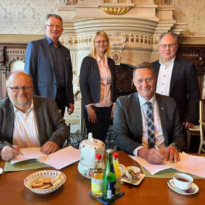 Zur Vertragsunterzeichnung trafen sich am Donnerstag im Kreishaus Jens Knobloch von der EWE und Holger Heymann (vorne) sowie Rolf Clau&szlig;en, Rena Peeks und Harald Hinrichs (hinten) als Vertreter der betroffenen Gemeinden.