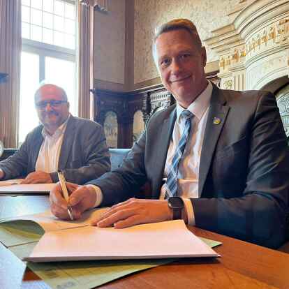 Jens Knobloch von der EWE und Holger Heymann bei der Vertragsunterzeichnung am Donnerstag im Kreishaus.