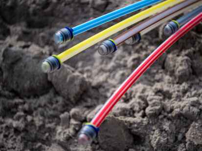 Glasfaserkabel liegen auf einer Baustelle. In Deutschland wird der Ausbau von Breitbandprojekten oft gef&ouml;rdert. Aber wie setzen sich die F&ouml;rdersummen zusammen?