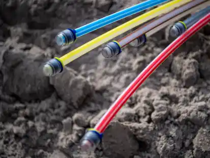 Glasfaserkabel liegen auf einer Baustelle. In Deutschland wird der Ausbau von Breitbandprojekten oft gef&ouml;rdert. Aber wie setzen sich die F&ouml;rdersummen zusammen?