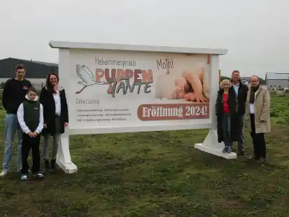 Freuen sich auf die weiteren Planungen f&uuml;r die Hebammenpraxis: Silke L&uuml;cking (links) mit ihren S&ouml;hnen Moritz (links) und Mika Tangemann sowie B&uuml;rgermeister Thomas H&ouml;ffmann (von rechts), Ehemann J&uuml;rgen L&uuml;cking und die ehrenamtliche Gleichstellungsbeauftragte Maria Hackstedt.