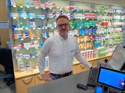 Leidet  wie viele andere Apotheker unter einem Medikamenten-Engpass: Jandirk Burchards, Inhaber der Friesen-Apotheke in Varel.