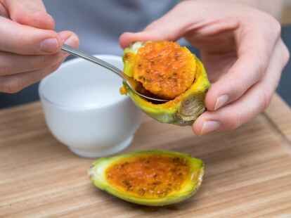 Sind die Stacheln der Schale erst mal ab, l&auml;sst sich das Fruchtfleisch problemlos ausl&ouml;ffeln.