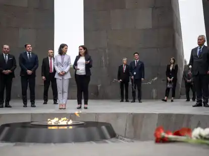 Au&szlig;enministerin Annalena Baerbock und Edita Gsojan (r), Direktorin der Stiftung &laquo;Institut des V&ouml;lkermordmuseums Armeniens&raquo; stehen gemeinsam an der ewigen Flamme. Die Gedenkst&auml;tte Zizernakaberd erinnert an den V&ouml;lkermord an Armeniern von 1915.