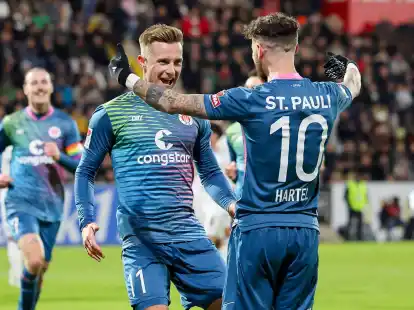 F&uuml;hrten St. Pauli in Elversberg zum Sieg: Johannes Eggestein (l) und Marcel Hartel.