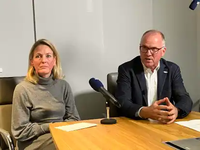 Kristina Minder und Dr. Alexander Poppinga, Vorst&auml;nde des Evangelischen Krankenhauses Oldenburg, stellten sich auf einer Pressekonferenz den Fragen.
