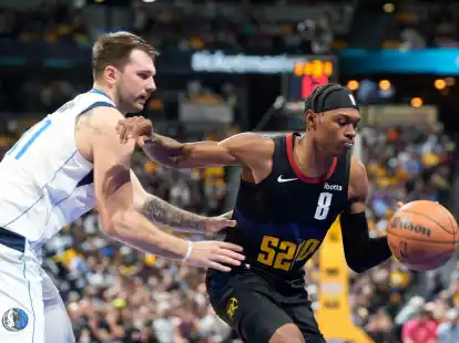Luka Doncic (l) kassierte mit den Mavericks gegen Denver die erste Saisonniederlage.