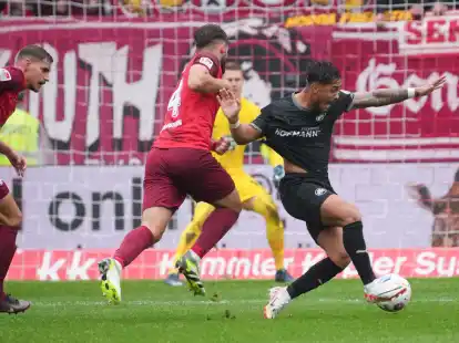 Nikola Soldo (l) hatte mit dem FCK daheim gegen Greuther F&uuml;rth mit Armindo Sieb das Nachsehen.