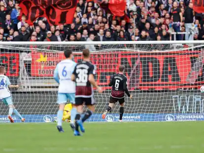 Dominick Drexler (l) brachte Schalke beim Sieg in N&uuml;rnberg in F&uuml;hrung.