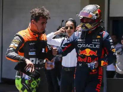 Lando Norris (l) konnte Max Verstappen in der Sprint-Qualifikation hinter sich lassen.