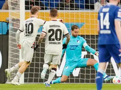Florian Wirtz (l) brachte Leverkusen bei Hoffenheim in F&uuml;hrung.