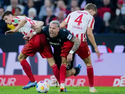 Die K&ouml;lner Eric Martel (l) und Timo H&uuml;bers (r) nehmen Augsburgs Philipp Tietz in die Zange.