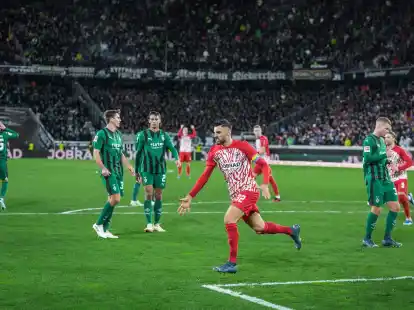 Vincenzo Grifo (M) sicherte Freiburg per Elfmeter den sp&auml;ten Punktgewinn.