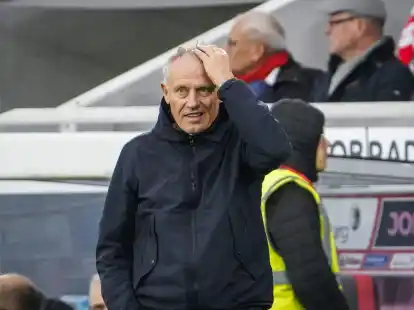 Ist mit dem Abwehrverhalten seiner Mannschaft unzufrieden: Freiburgs Trainer Christian Streich.