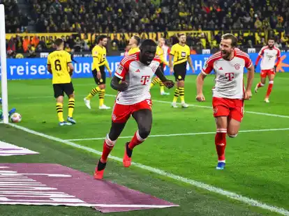 Dayot Upamecano (l) brachte die Bayern in Dortmund fr&uuml;h in F&uuml;hrung.