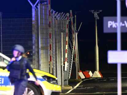 Die besch&auml;digte Schranke, durch die der Mann am Flughafen mit seinem Auto gerast sein soll. (Jonas Walzberg/dpa)