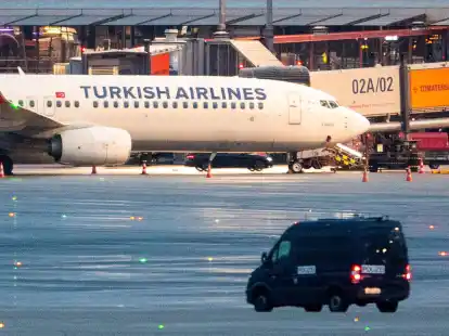 Ein bewaffneter Mann h&auml;lt auf dem Airport in hamburg seine vierj&auml;hrige Tochter in seiner Gewalt. Hintergrund soll nach Polizeiangaben ein Sorgerechtsstreit sein.