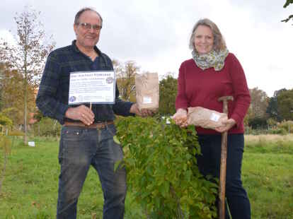 Haben die letzten Krokuszwiebeln gepflanzt: Ute Aderholz und Klaus Ohliger vom Imkerverein Bad Zwischenahn-Westerstede.