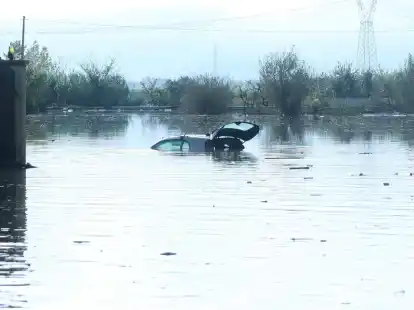 Ein Auto steht nach heftigen Regenf&auml;llen in der Toskana im Hochwasser.