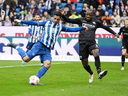 Der Karlsruher Lars Stindl (l) im Zweikampf mit David Kinsombi aus Paderborn.