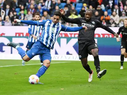 Der Karlsruher Lars Stindl (l) im Zweikampf mit David Kinsombi aus Paderborn.