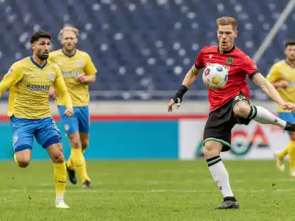 Marcel Halstenberg (r) setzte sich mit Hannover 96 im Derby gegen Braunschweig durch.