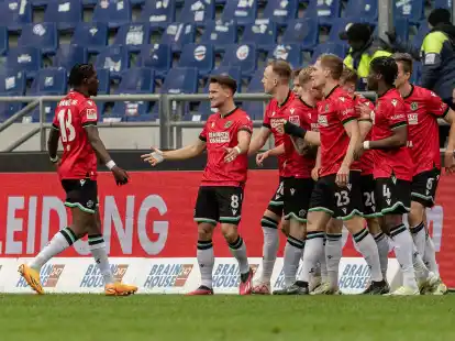 Die Spieler von Hannover 96 bezwangen Eintracht Braunschweig.
