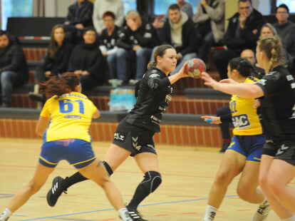 Auf der Suche nach einer freien Mitspielerin: Elsfleths Handballerinnen (dunkle Trikots)  mussten am Sonntag eine schmerzhafte Heimniederlage in der Landesliga hinnehmen.