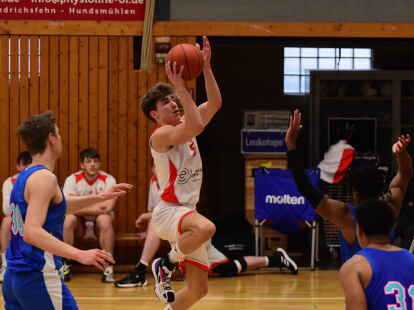 Erzielte diesmal 14 Punkte: Fynn Lucas (am Ball, hier in einem Spiel aus dem vergangenen M&auml;rz)