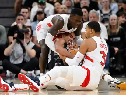 Siegte mit den Raptors gegen die San Antonio Spurs: Dennis Schr&ouml;der (l).