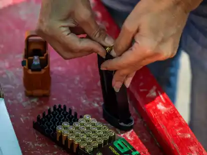 Israelis trainieren auf einem Schie&szlig;stand in Efrot im Westjordanland.