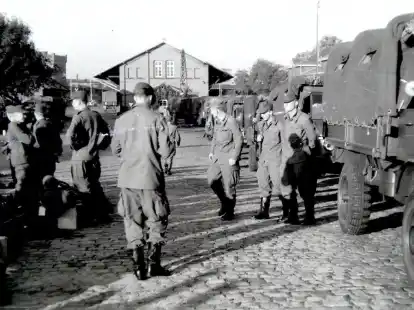 Soldaten vom Panzergrenadierbataillon 322 verlegten ihre Einheit im Jahr 1961 auf den Truppen&uuml;bungsplatz nach Sissonne in der Champagne.