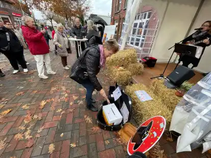 Jez Sommer war die einzige Frau in dem Quartett der Stra&szlig;enmusiker, die am Sonntag in Schortens auftraten.