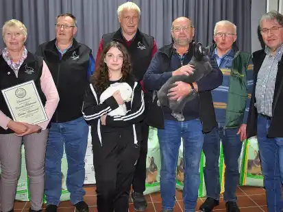 Erfolgreich bei der Ortsschau in Rodenkirchen: (von links) Cornelia Bliefernich, Andreas Cordts, Stella Wotschel, Ingo Busch, Frank Meiners, Udo Pargmann und der Vorsitzende Alfred Hartmann