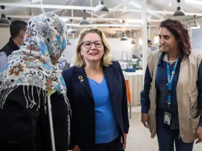 Entwicklungsministerin Svenja Schulze besucht ein Fl&uuml;chtlingscamp. Das Saatari Fl&uuml;chtlingscamp ist das gr&ouml;&szlig;te in der Region mit rund 84.000 Fl&uuml;chtlingen.