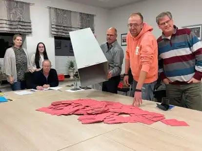 Die Urne ist geleert, nun geht&rsquo;s ans Ausz&auml;hlen: Andrea Fahrenbach-Peters (von links), Jule Dietrich, Thomas Kohlrenken, Andreas Stamer, Christian Neumann und Eric Schemmann.