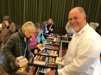 Lions-Mitglied Helmut Loerts-Sabin beim Verkauf von Taschenb&uuml;chern