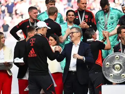 Bayerns Cheftrainer Thomas Tuchel (l) und Vrstandschef Jan-Christian Dreesen.