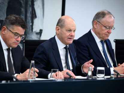 Bundeskanzler Olaf Scholz (M) &auml;u&szlig;ert sich zusammen mit Hessens Ministerpr&auml;sident Boris Rhein (l) und Niedersachsens Regierungschef Stephan Weil nach dem Bund-L&auml;nder-Gipfel im Bundeskanzleramt.