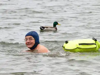 Wiegald Boning schwimmt im Otto-Maigler-See (Nordrhein-Westfalen). Er ist nicht allein.