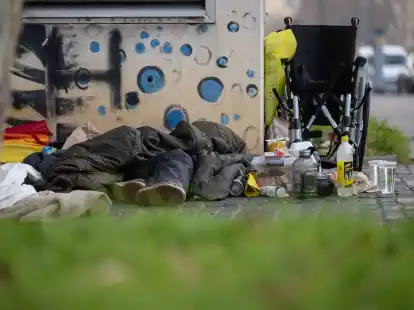 Eine Person liegt in der Innenstadt unter einem Schlafsack. Die Zahl der Wohnungslosen in Deutschland ist neuen Berechnungen zufolge im vergangenen Jahr deutlich gestiegen.