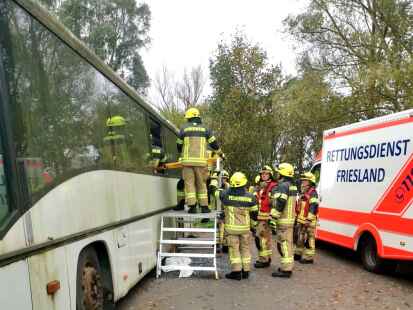 &Uuml;bung f&uuml;r die Rettungskr&auml;fte in Jever (Feuerwehr, Deutsches Rotes Kreuz und Rettungsdienst)