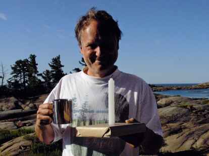 Schreibt seine Romane &bdquo;in absoluter Einsamkeit&ldquo;: Irmin Burdekat hier in der N&auml;he des Blockhauses der Familie im kanadischen Ontario.