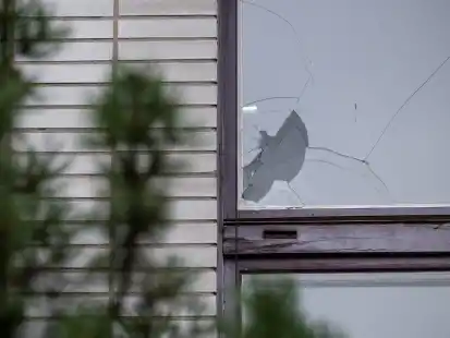 Ein Loch ist in einer Fensterscheibe an einem Geb&auml;ude des J&uuml;dischen Krankenhaus Berlin-Wedding zu sehen (23. Oktober 2023). Unbekannte haben das  Krankenhaus  mit einem Stein beworfen.