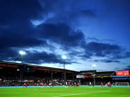 Die Premier League verurteilte die Schm&auml;h-Ges&auml;nge beim Spiel von Luton Town gegen den FC Liverpool.
