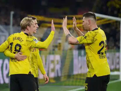 Der BVB um Julian Brandt, Nico Schlotterbeck und Niklas S&uuml;le (l-r) setzte sich gegen Newcastle durch.