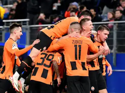 &Uuml;berraschend setzte sich Donezk im Hamburger Volksparkstadion gegen den FC Barcelona durch.